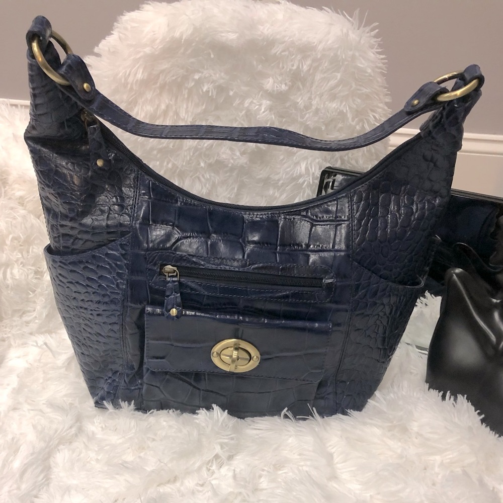 Like New - Michael Rome Designs - Genuine Leather purse - Navy blue
